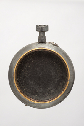 Boîte de montre de gousset en métal bruni : côté glace. © Région Bourgogne-Franche-Comté, Inventaire du patrimoine