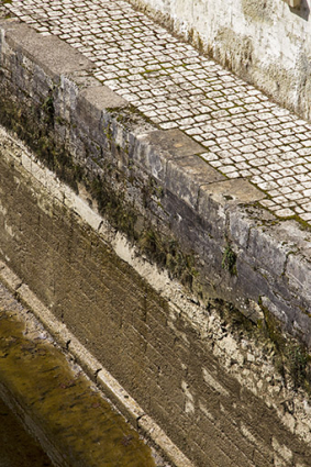 Banquette de halage, mur latéral canal et radier. © Région Bourgogne-Franche-Comté, Inventaire du patrimoine