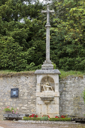 Oratoire et croix de chemin dite du Pilori, rue du Château. © Région Bourgogne-Franche-Comté, Inventaire du patrimoine Oratoire et croix de chemin dite du Pilori, rue du Château. © Région Bourgogne-Franche-Comté, Inventaire du patrimoine