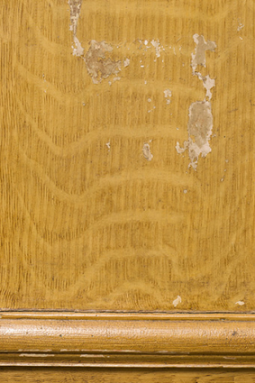 Intérieur : détail des lambris de revêtement du salon. Le papier peint du 18e siècle apparaît sous la toile peinte à l'imitation du bois. © Région Bourgogne-Franche-Comté, Inventaire du patrimoine Intérieur : détail des lambris de revêtement du salon. Le papier peint du 18e siècle apparaît sous la toile peinte à l'imitation du bois. © Région Bourgogne-Franche-Comté, Inventaire du patrimoine