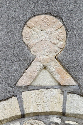 Maison 4 place Gabrielle de Salverte, détail : croix de saint André et inscription 1666 / FA. © Région Bourgogne-Franche-Comté, Inventaire du patrimoine