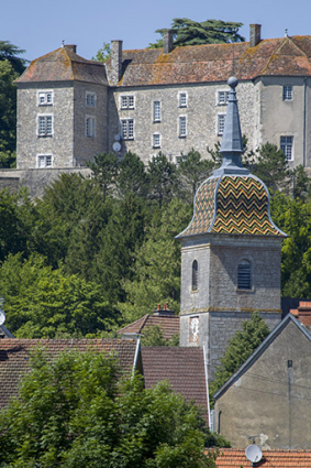 Le clocher et le château. © Région Bourgogne-Franche-Comté, Inventaire du patrimoine