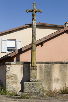 Croix à l'angle de la rue Royale et de la rue Saint-Antoine avec en arrière plan l'ancienne école enfantine de la Côte. © Région Bourgogne-Franche-Comté, Inventaire du patrimoine