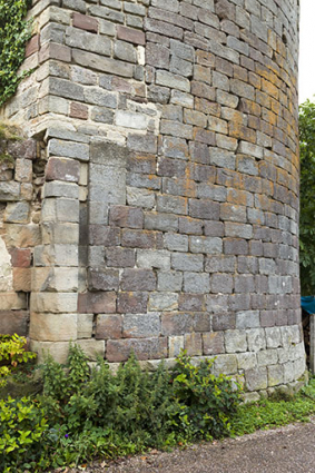 Détail d'une rainure verticale qui accueillait la herse permettant de fermer la porte. © Région Bourgogne-Franche-Comté, Inventaire du patrimoine