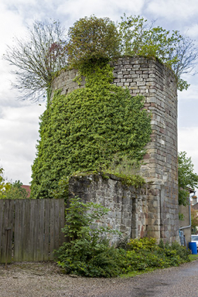 Tour dite "Mathey", faisant partie des anciennes fortifications du bourg. © Région Bourgogne-Franche-Comté, Inventaire du patrimoine