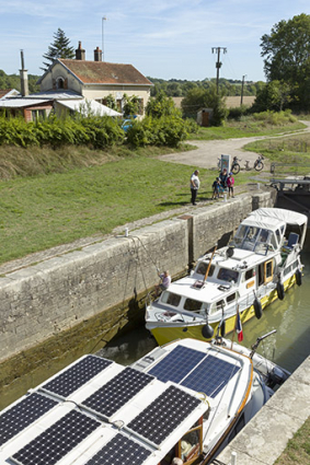 Bateaux en attente de franchir l'écluse. © Région Bourgogne-Franche-Comté, Inventaire du patrimoine