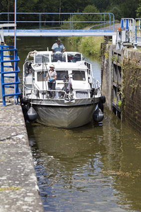 Bateau passant l'écluse par l'aval. © Région Bourgogne-Franche-Comté, Inventaire du patrimoine