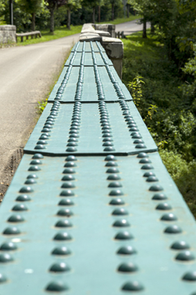 Détail de la rambarde de la passerelle. © Région Bourgogne-Franche-Comté, Inventaire du patrimoine Détail de la rambarde de la passerelle. © Région Bourgogne-Franche-Comté, Inventaire du patrimoine