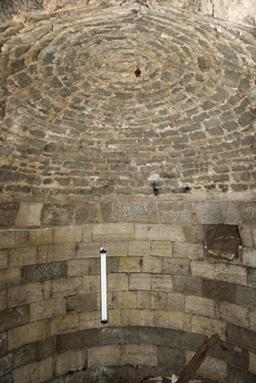 Dans la tour ouest. Niveau inférieur : citerne? © Région Bourgogne-Franche-Comté, Inventaire du patrimoine Dans la tour ouest. Niveau inférieur : citerne? © Région Bourgogne-Franche-Comté, Inventaire du patrimoine
