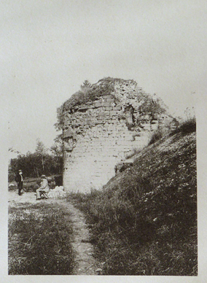 Photographie de Vedastus : les ruines de Demangevelle. Août 1890. © Région Bourgogne-Franche-Comté, Inventaire du patrimoine Photographie de Vedastus : les ruines de Demangevelle. Août 1890. © Région Bourgogne-Franche-Comté, Inventaire du patrimoine