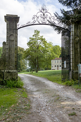 Le portail ouvert sur le parc. © Région Bourgogne-Franche-Comté, Inventaire du patrimoine