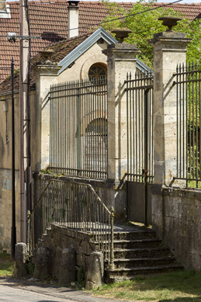 La maison du portier à l'entrée du château, au bas de la rue de la Garenne. © Région Bourgogne-Franche-Comté, Inventaire du patrimoine La maison du portier à l'entrée du château, au bas de la rue de la Garenne. © Région Bourgogne-Franche-Comté, Inventaire du patrimoine