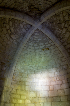 Intérieur du donjon : salle du 1er niveau voûtée d'ogives. © Région Bourgogne-Franche-Comté, Inventaire du patrimoine