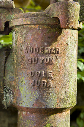 Pompe à eau : inscription concernant le fabricant (Audemar Guyon à Dole, Jura). © Région Bourgogne-Franche-Comté, Inventaire du patrimoine Pompe à eau : inscription concernant le fabricant (Audemar Guyon à Dole, Jura). © Région Bourgogne-Franche-Comté, Inventaire du patrimoine