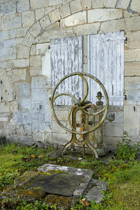 Pompe de fontainerie Batifoulier (Besançon) devant la façade postérieure. © Région Bourgogne-Franche-Comté, Inventaire du patrimoine