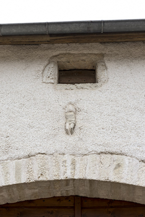 Ferme-bloc, 8 rue de la Garenne : fragment de calvaire (Christ en croix) en réemploi. © Région Bourgogne-Franche-Comté, Inventaire du patrimoine