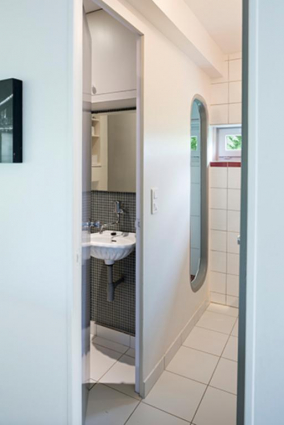 Salle de bain, cabine "bateau" © Région Bourgogne-Franche-Comté, Inventaire du patrimoine Salle de bain, cabine "bateau" © Région Bourgogne-Franche-Comté, Inventaire du patrimoine