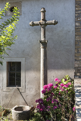 Croix située à présent 16 rue des Marronniers, et antérieurement au 13 de la même rue.  © Région Bourgogne-Franche-Comté, Inventaire du patrimoine