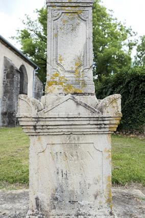 Détail de la base de la croix jouxtant l'église à droite.  © Région Bourgogne-Franche-Comté, Inventaire du patrimoine