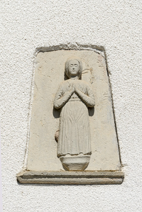 Détail du bas-relief figurant au-dessus de la porte du logis : figure orante (sainte ou une vierge ?) © Région Bourgogne-Franche-Comté, Inventaire du patrimoine