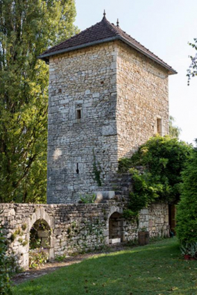 Tour le long du mur d'enceinte, vue depuis la basse-cour © Région Bourgogne-Franche-Comté, Inventaire du patrimoine Tour le long du mur d'enceinte, vue depuis la basse-cour © Région Bourgogne-Franche-Comté, Inventaire du patrimoine