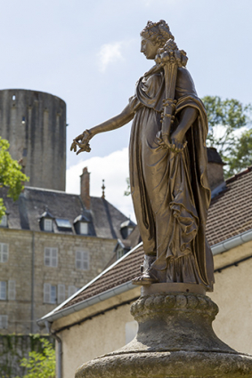 Statue de la déesse, de trois quarts droite. © Région Bourgogne-Franche-Comté, Inventaire du patrimoine Statue de la déesse, de trois quarts droite. © Région Bourgogne-Franche-Comté, Inventaire du patrimoine