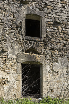 Détail de baies du pignon sud-ouest. (25 route de Vittel.) © Région Bourgogne-Franche-Comté, Inventaire du patrimoine Détail de baies du pignon sud-ouest. (25 route de Vittel.) © Région Bourgogne-Franche-Comté, Inventaire du patrimoine