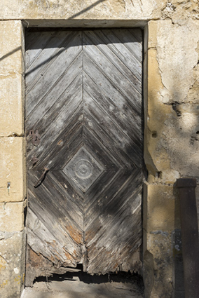 Porte piétonnière. Détail de menuiserie en losange. (bâtiment de gauche) © Région Bourgogne-Franche-Comté, Inventaire du patrimoine