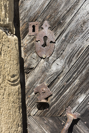 Détail de serrurerie de la porte de gauche. © Région Bourgogne-Franche-Comté, Inventaire du patrimoine Détail de serrurerie de la porte de gauche. © Région Bourgogne-Franche-Comté, Inventaire du patrimoine