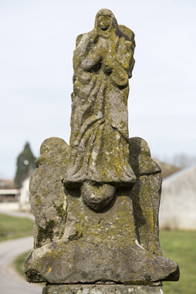 Vue rapprochée de la face arrière du calvaire : Vierge à l'enfant. © Région Bourgogne-Franche-Comté, Inventaire du patrimoine