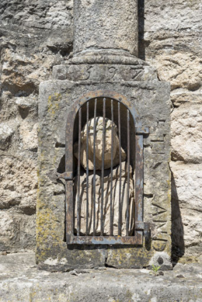 Niche dans le socle de la croix en pierre située au centre du village  © Région Bourgogne-Franche-Comté, Inventaire du patrimoine