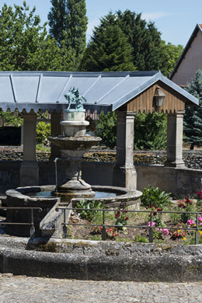 Vue rapprochée de l'extremité droite de la galerie des laveuses et du bassin central.  © Région Bourgogne-Franche-Comté, Inventaire du patrimoine