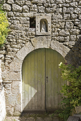 Cave du couvent : niche datée 1710 en réemploi au-dessus de l'entrée. © Région Bourgogne-Franche-Comté, Inventaire du patrimoine