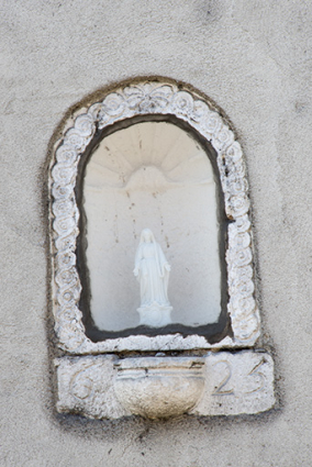 Niche abritant la Vierge et mention de la date de construction. © Région Bourgogne-Franche-Comté, Inventaire du patrimoine