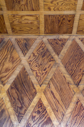 Hall d’entrée orné de marqueterie de bois.  © Région Bourgogne-Franche-Comté, Inventaire du patrimoine