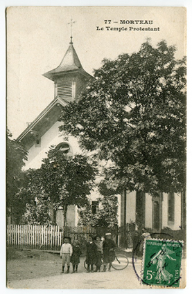 77 - Morteau. Le temple protestant, carte postale, s.n., s.d. [1er quart 20e siècle ?], Farine Frères éd. à La Chaux-de-Fonds, au Locle et à Morteau. Porte la date 4 juillet 1919 (?, tampon) au recto et au verso. © Région Bourgogne-Franche-Comté, Inventaire du patrimoine