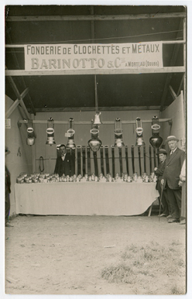 [Victor Barinotto derrière son stand à une foire-exposition de Besançon], années 1920. © Région Bourgogne-Franche-Comté, Inventaire du patrimoine
