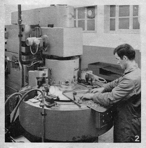 France Ebauches, une haute technicité. 2. Machine à surfacer de très haute précision, 1970. © Région Bourgogne-Franche-Comté, Inventaire du patrimoine France Ebauches, une haute technicité. 2. Machine à surfacer de très haute précision, 1970. © Région Bourgogne-Franche-Comté, Inventaire du patrimoine