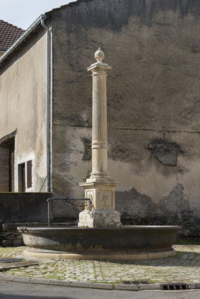 La fontaine face à la mairie. © Région Bourgogne-Franche-Comté, Inventaire du patrimoine La fontaine face à la mairie. © Région Bourgogne-Franche-Comté, Inventaire du patrimoine