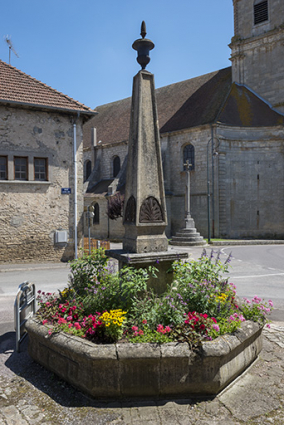 Fontaine de la rue de la Croix de Pierre. © Région Bourgogne-Franche-Comté, Inventaire du patrimoine Fontaine de la rue de la Croix de Pierre. © Région Bourgogne-Franche-Comté, Inventaire du patrimoine