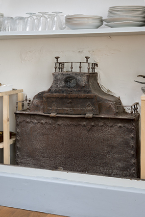 poêle-récupérateur de chaleur dans le placard chauffant de la salle à manger. Vue rapprochée. © Région Bourgogne-Franche-Comté, Inventaire du patrimoine