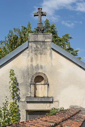 Pignon avec niche surmontée d'une inscription, d'un chapiteau et d'une croix. © Région Bourgogne-Franche-Comté, Inventaire du patrimoine