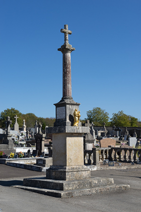 Croix monumentale au carrefour des deux allées principales. © Région Bourgogne-Franche-Comté, Inventaire du patrimoine Croix monumentale au carrefour des deux allées principales. © Région Bourgogne-Franche-Comté, Inventaire du patrimoine