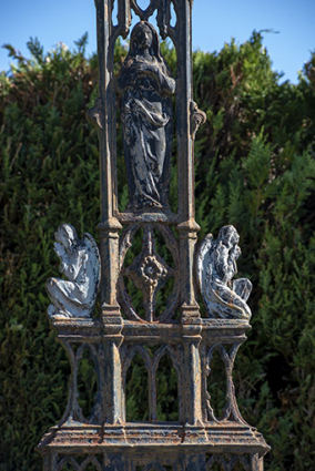 Détail de la partie basse de la croix, la Vierge et deux anges. © Région Bourgogne-Franche-Comté, Inventaire du patrimoine