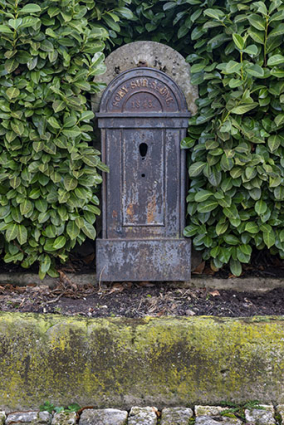 Borne-fontaine, à l'angle de la rue Mécorne et de la rue de la Percéption (1843). © Région Bourgogne-Franche-Comté, Inventaire du patrimoine