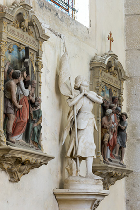 Vue de trois-quart de deux des stations du chemin de croix et d'une sculpture de Jeanne d'Arc. © Région Bourgogne-Franche-Comté, Inventaire du patrimoine
