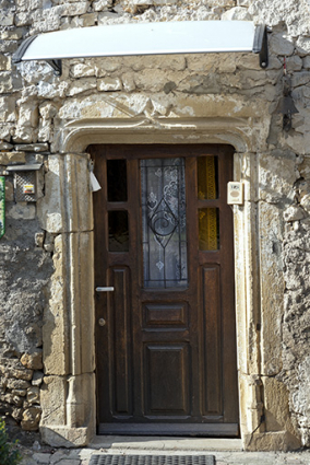 Ferme à l'ouest de l'ancienne cure (parcelles cadastrées D 562 et 446) : vue rapprochée de la porte à piédroits moulurés. (remploi?) © Région Bourgogne-Franche-Comté, Inventaire du patrimoine Ferme à l'ouest de l'ancienne cure (parcelles cadastrées D 562 et 446) : vue rapprochée de la porte à piédroits moulurés. (remploi?) © Région Bourgogne-Franche-Comté, Inventaire du patrimoine