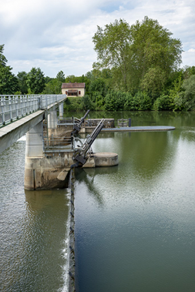 Vue sur le barrage contemporain. © Région Bourgogne-Franche-Comté, Inventaire du patrimoine