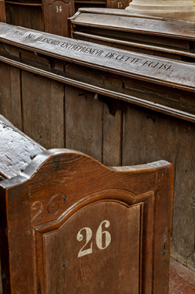 Détail d'un des bancs de fidèles numérotés et gravés. © Région Bourgogne-Franche-Comté, Inventaire du patrimoine Détail d'un des bancs de fidèles numérotés et gravés. © Région Bourgogne-Franche-Comté, Inventaire du patrimoine
