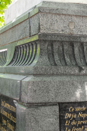 Monument dédié à Victor Hugo : détail du socle en porphyre vert fourni par la graniterie du Pont de Miellin. © Région Bourgogne-Franche-Comté, Inventaire du patrimoine